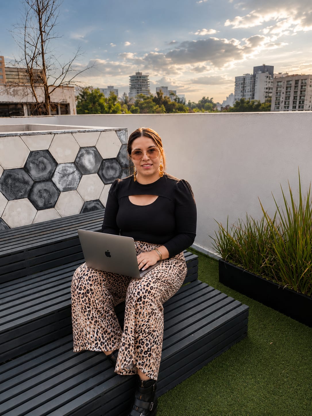Yatziry Arellano en una terraza con su computadora